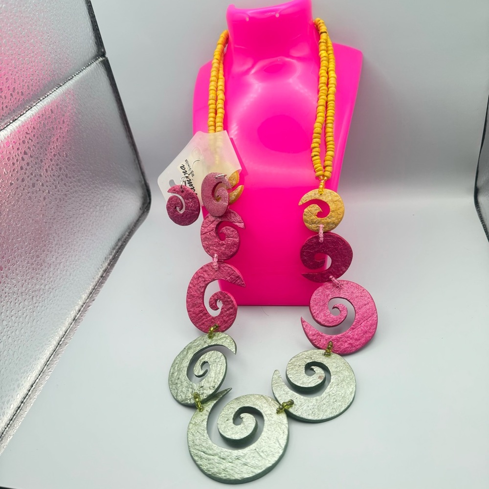 Linda combinación de colores en este juego de collar con sus aretes.